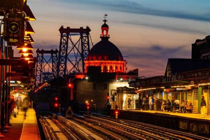 How do I get from LaGuardia to Williamsburg?