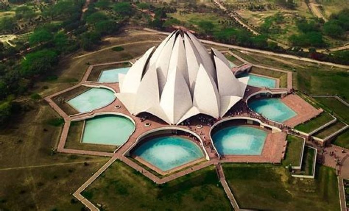 How do I get from Lotus Temple to Metro?