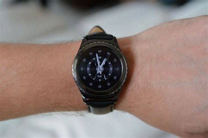 How do I turn on my gear s2 watch?