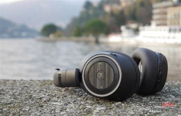 How do I use my Plantronics BackBeat Pro 2?