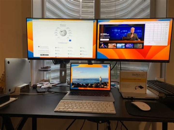 How do I use two monitors with Mac and PC?