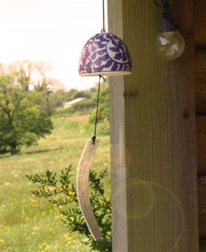 How do Japanese wind chimes work?