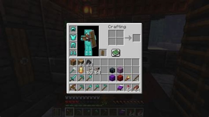 How do you change items in your inventory in Minecraft?