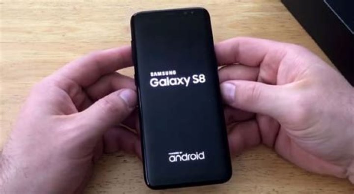 How do you fix a Samsung Galaxy s8 that won't turn on?