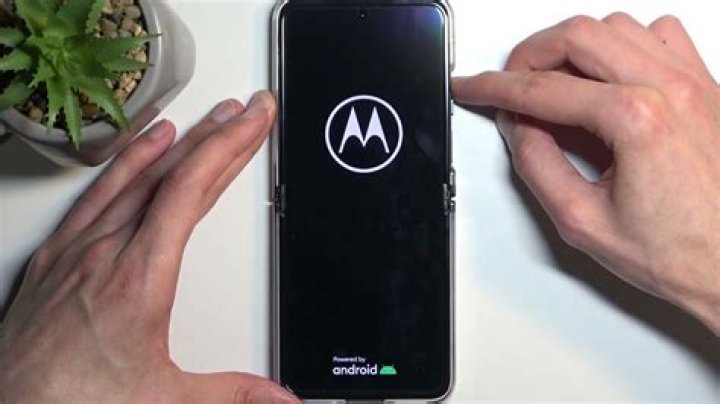 How do you hard reset a Motorola RAZR?