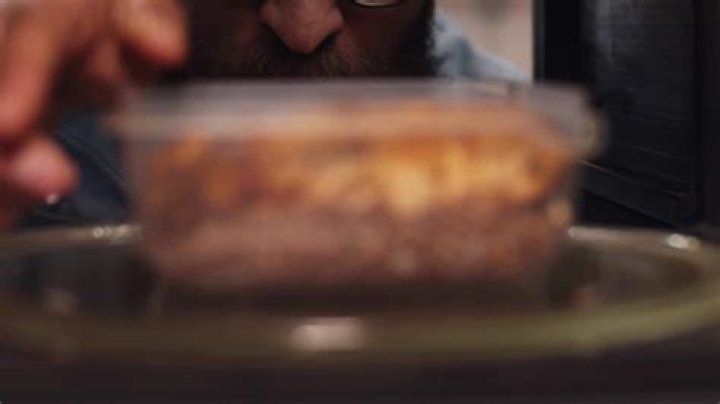 How do you heat up leftovers in the microwave?