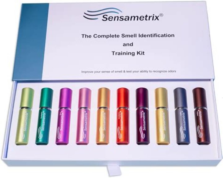 How do you make a smelling training kit?