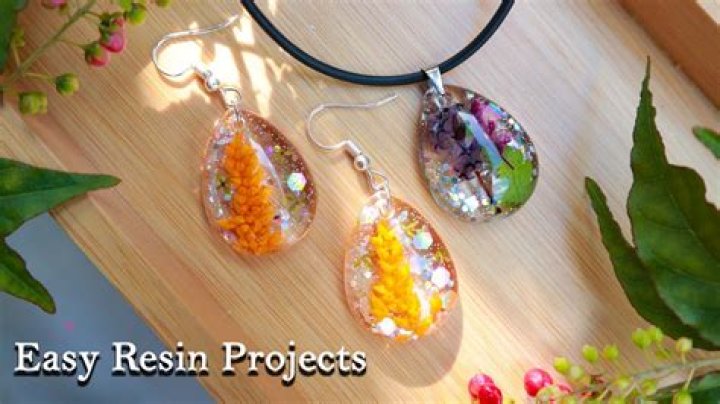 How do you make resin art jewelry?
