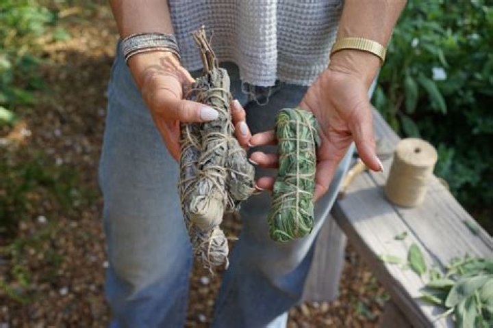 How do you make sage bundles for smudging?