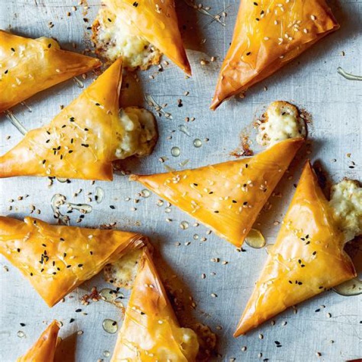 How do you roll a filo pastry triangle?