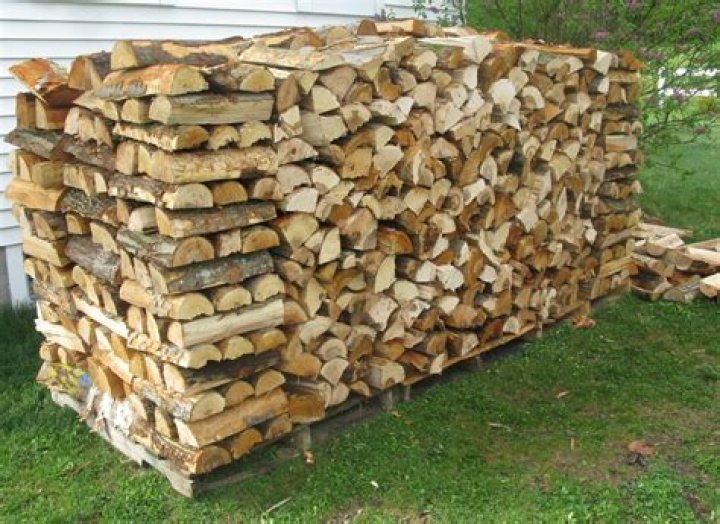 How do you stack firewood on a pallet?