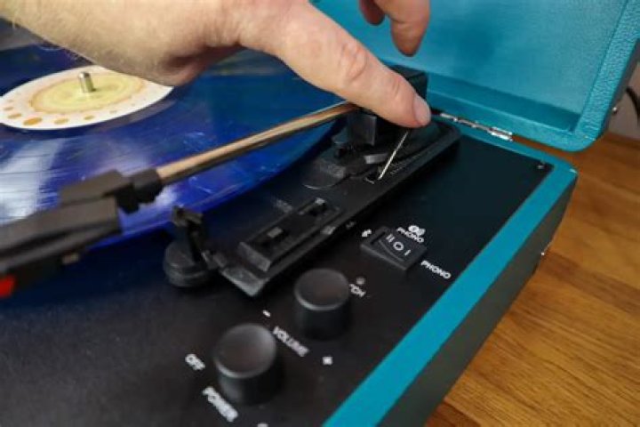 How do you turn on a Crosley turntable?