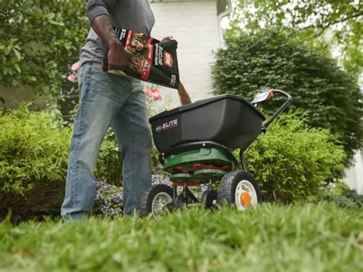 How do you use a Scotts hand-held spreader?