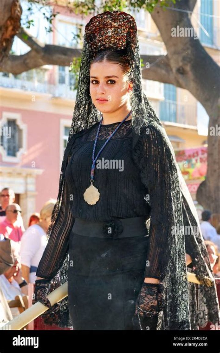 How do you wear a Spanish mantilla?