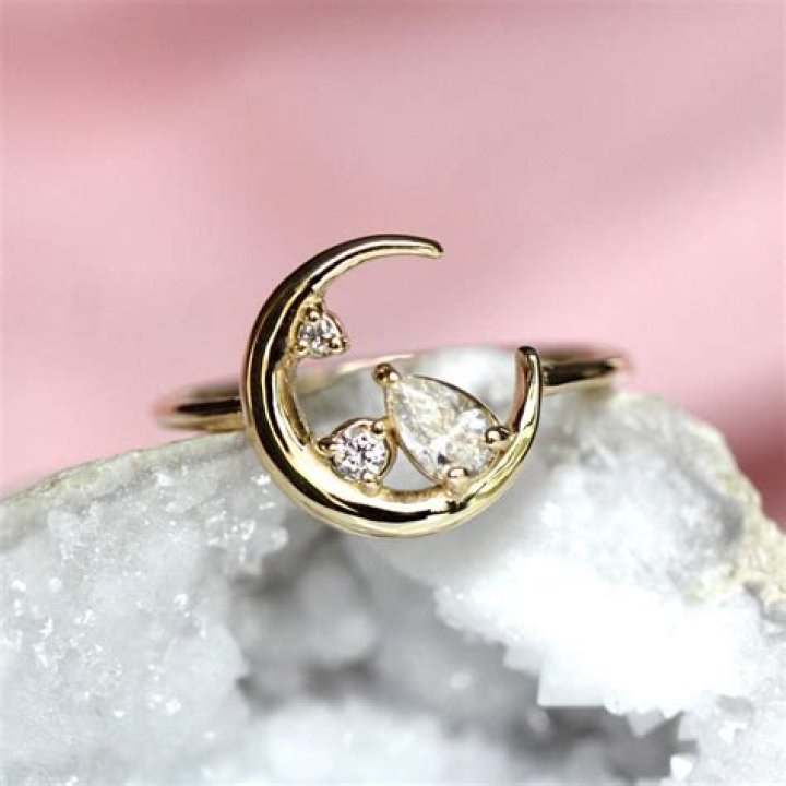 How does a moon ring work?