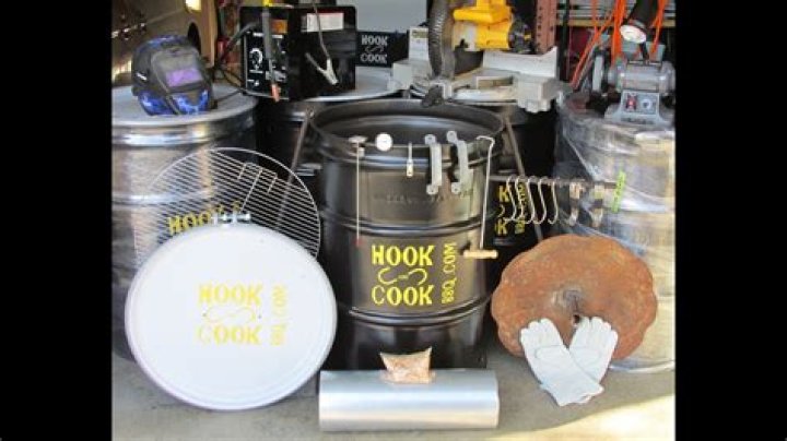 How does a UDS smoker work?
