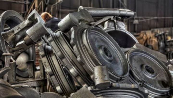 How does Sulphur affect cast iron?