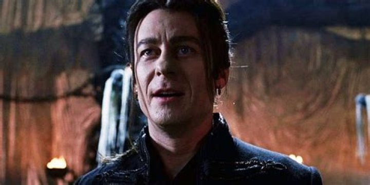 How does Van Helsing kill Dracula?