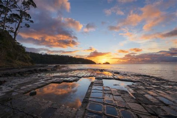 How far is Eaglehawk Neck from Hobart?