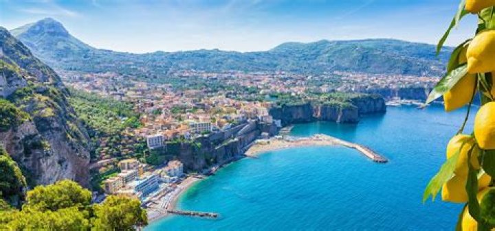 How far is Piano di Sorrento from Sorrento?