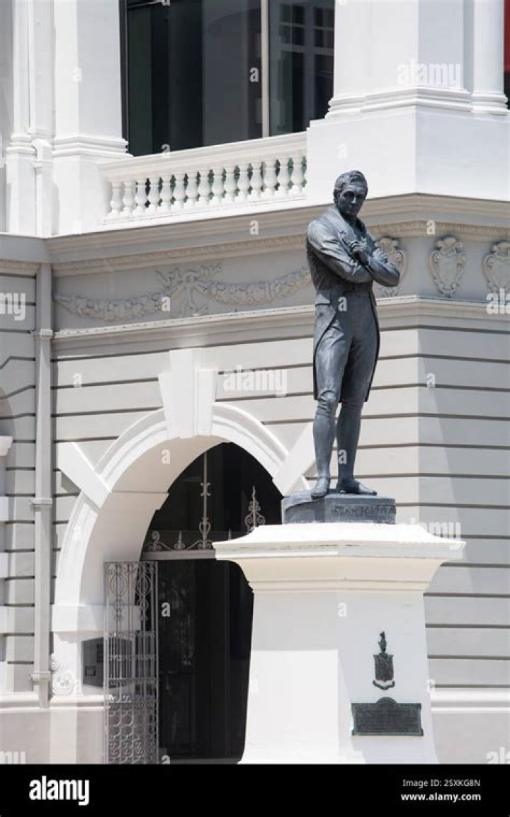 How is Sir Stamford Raffles remembered in present day Singapore?