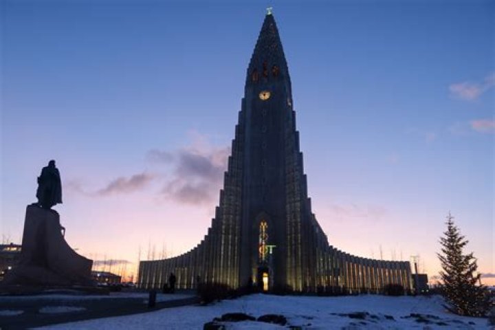 How long are winter days in Iceland?