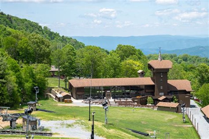 How long is Beech Mountain Ski Resort open?