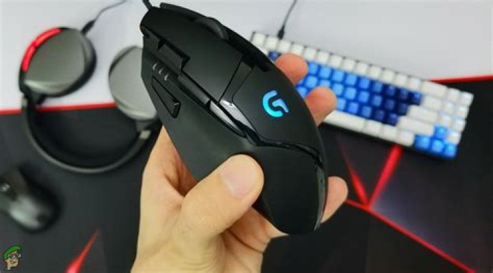 How many buttons does the Logitech g402 have?