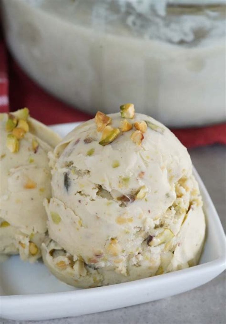 How many calories are in pistachio almond ice cream?