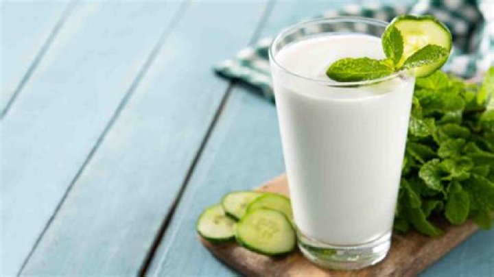 How many calories are there in 1 glass of lassi?