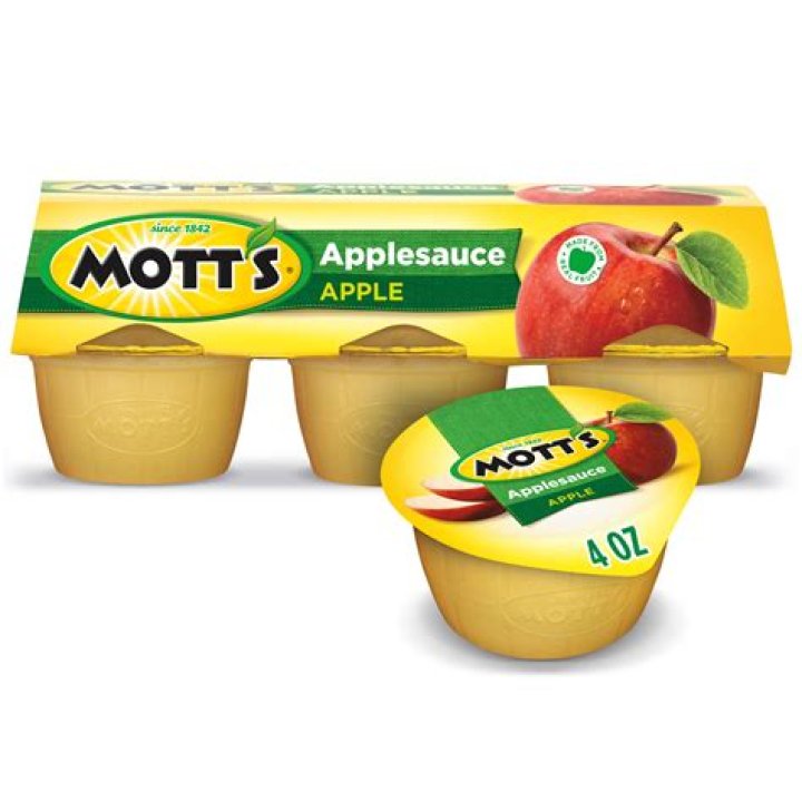 How many carbs are in Mott's applesauce?