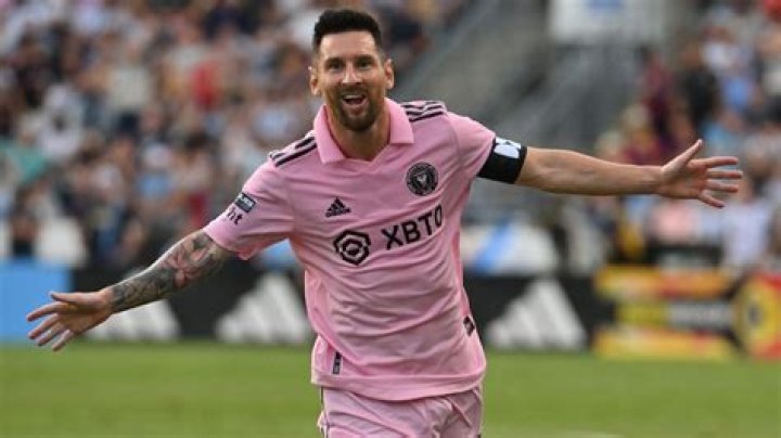 How many clubs did Messi play for?