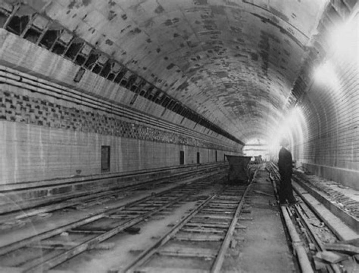 How many died building the Lincoln Tunnel?