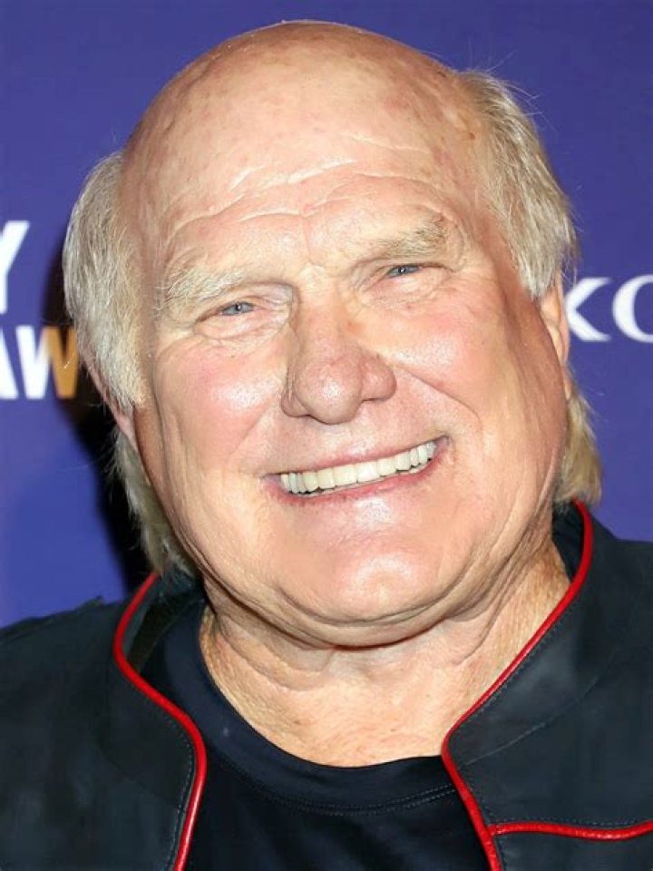 How many dogs does Terry Bradshaw?