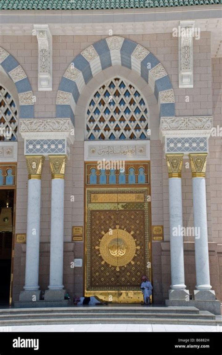How many doors does Masjid Nabawi have?