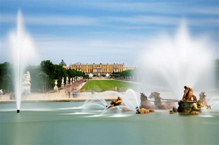 How many fountains are at Versailles?