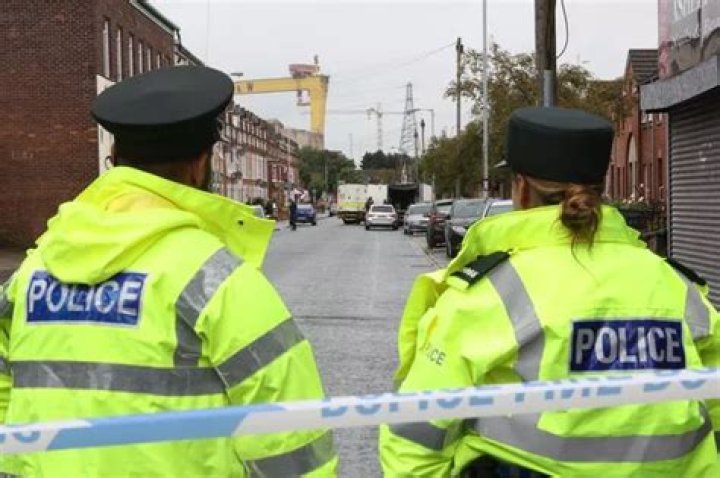 How many officers are in PSNI?