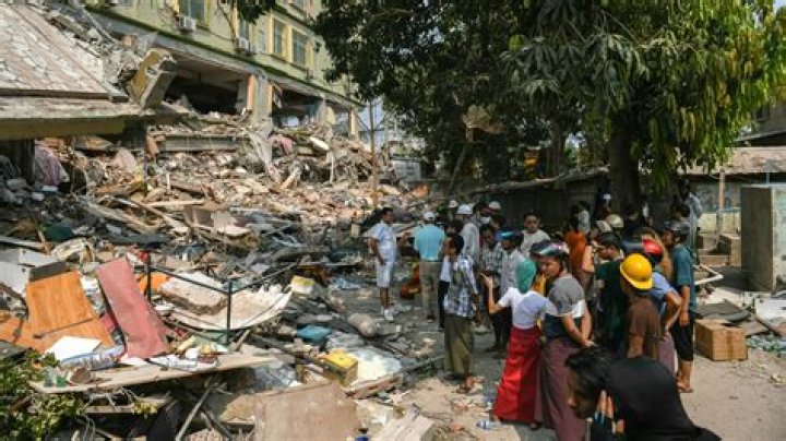 How many people died in earthquake in Gujarat?