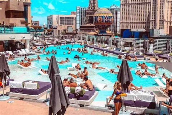 How many pools does the Cosmopolitan Las Vegas have?