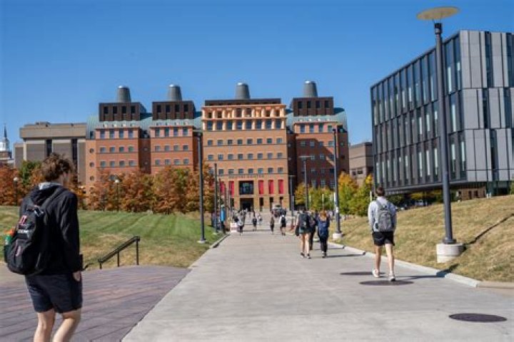 How many students live on campus at University of Cincinnati?