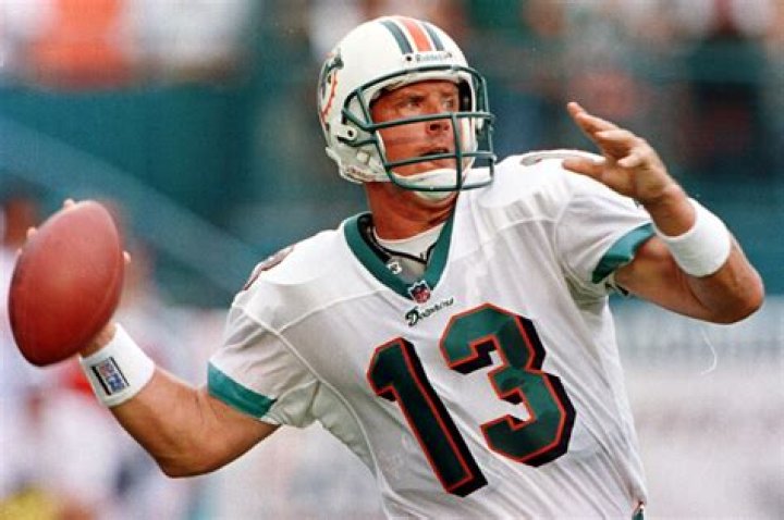 How many wins does Dan Marino have?