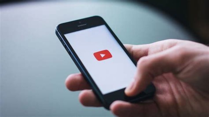 How many Youtubers have over 1000 subscribers?