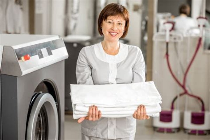 How much do hotel laundry attendants make?