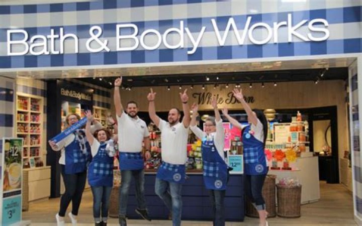 How much do you get paid to work at Bath and Body Works?