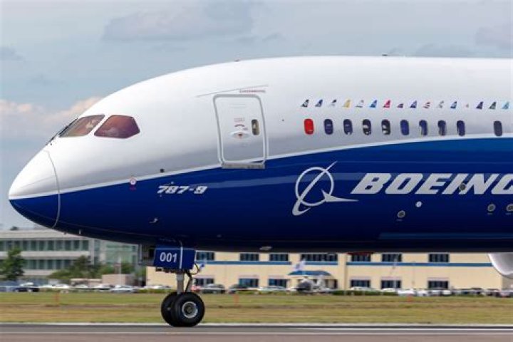How much does a Boeing employee make a year?