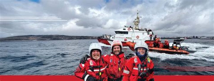 How much does a Coast Guard make in Canada?