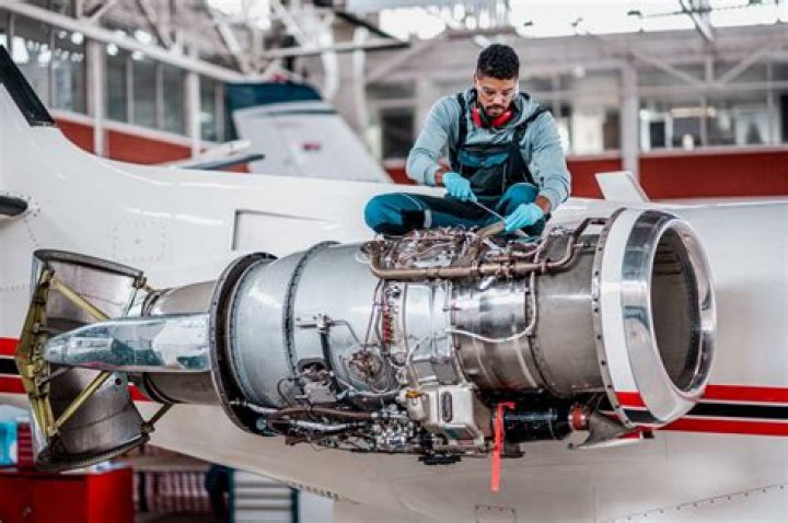 How much does a fighter jet mechanic make?