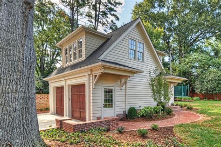 How much does it cost to build a detached garage with apartment?
