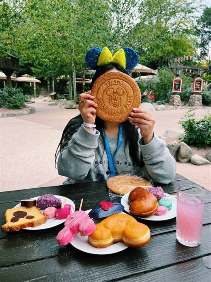 How much does it cost to eat at Goofy's Kitchen in Disneyland?