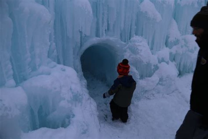 How much does it cost to see the ice castles in Lake Geneva?